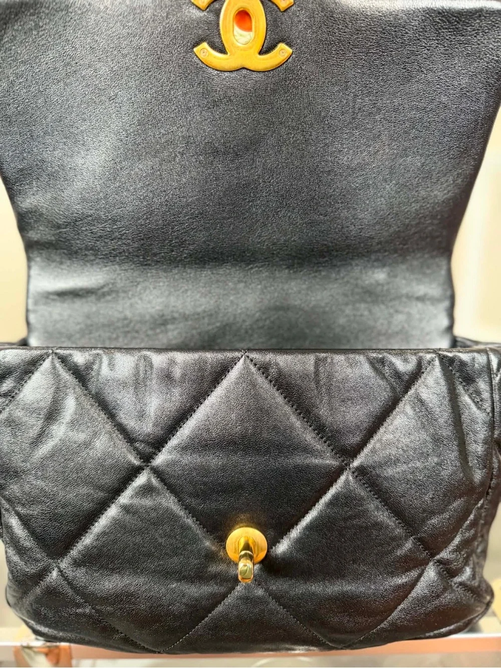 CHANEL Black Quilted Shoulder Bag with Gold Chain CC